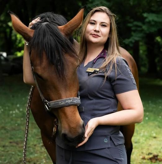 Tieraeztin Francesca mit Pferd